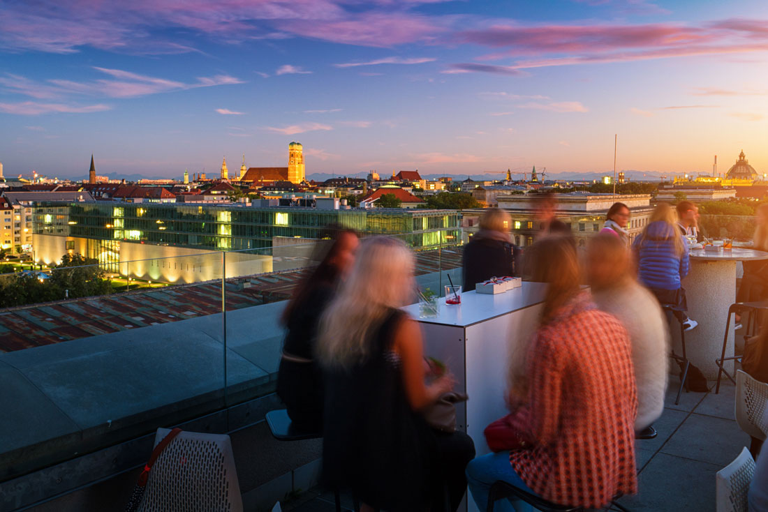 Bar auf einer Rooftop Terrasse in München